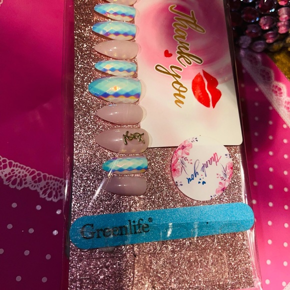 Press on nails - Picture 2 of 2